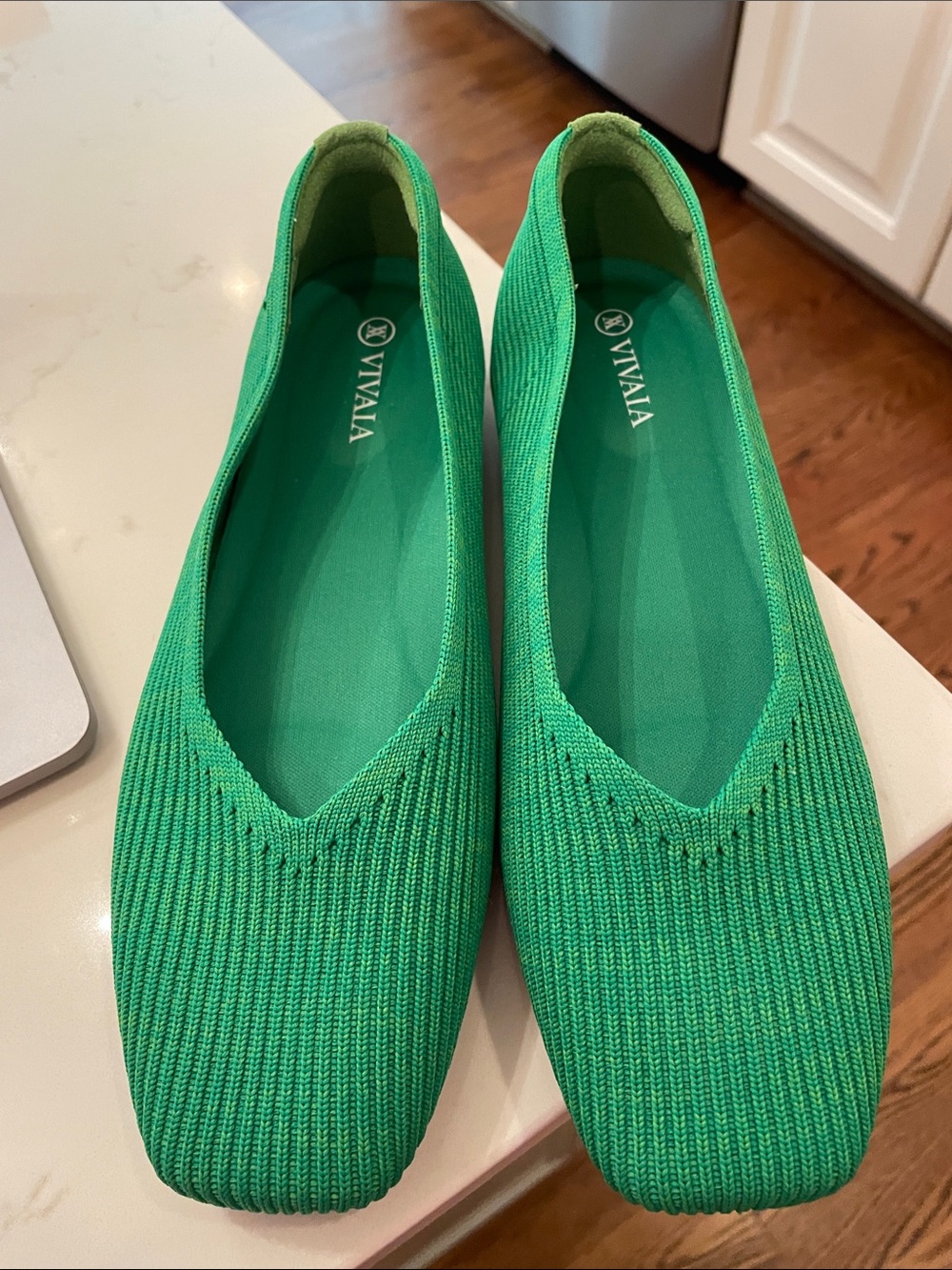 Vivaia NWOT green Margot square toe v-cut flat sz 37.5